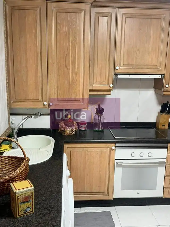 Cocina de Piso en venta en Vigo  con Calefacción, Parquet y Trastero