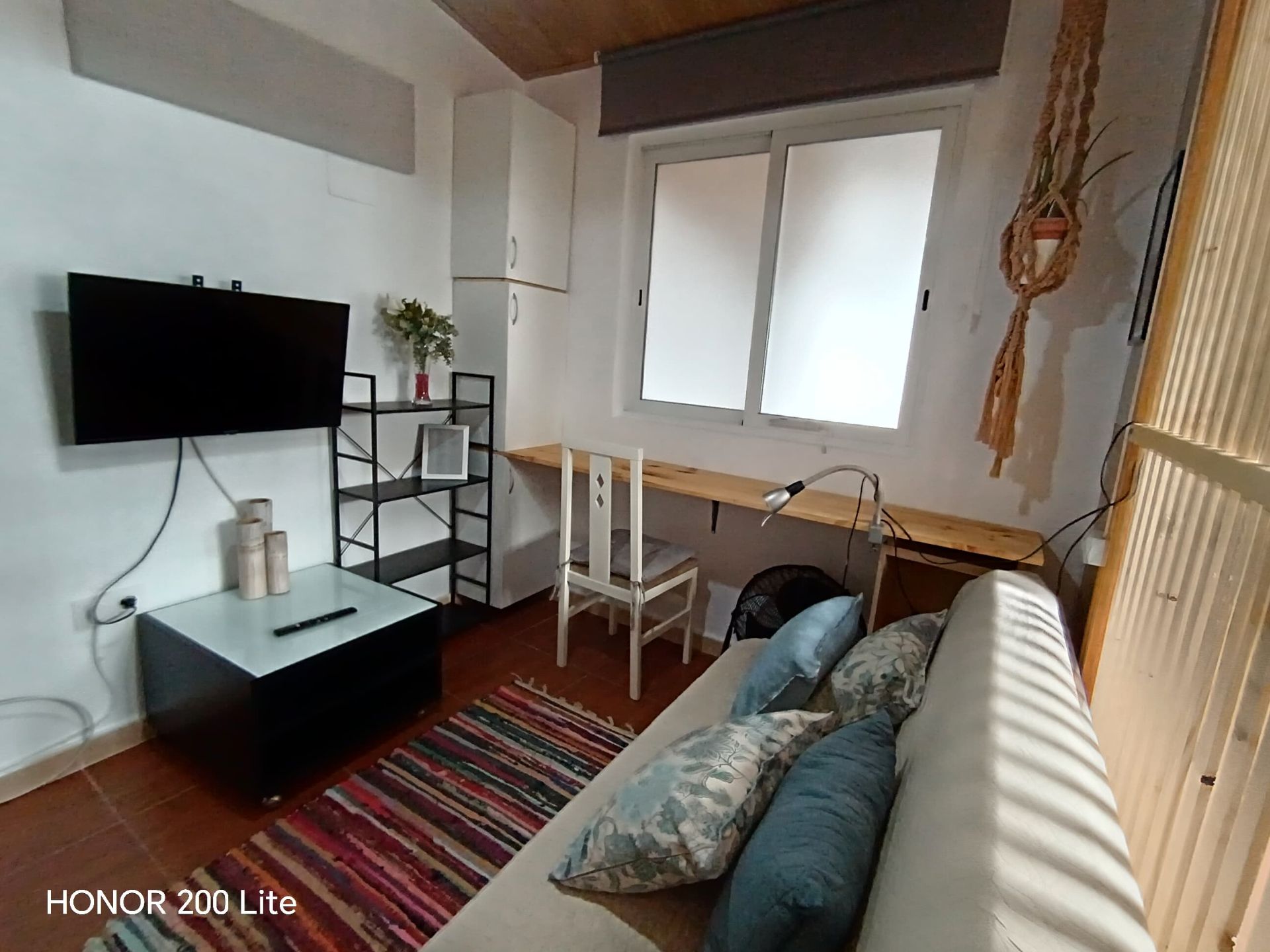 Sala d'estar de Estudi de lloguer en Benicarló amb Moblat, Microones i TV