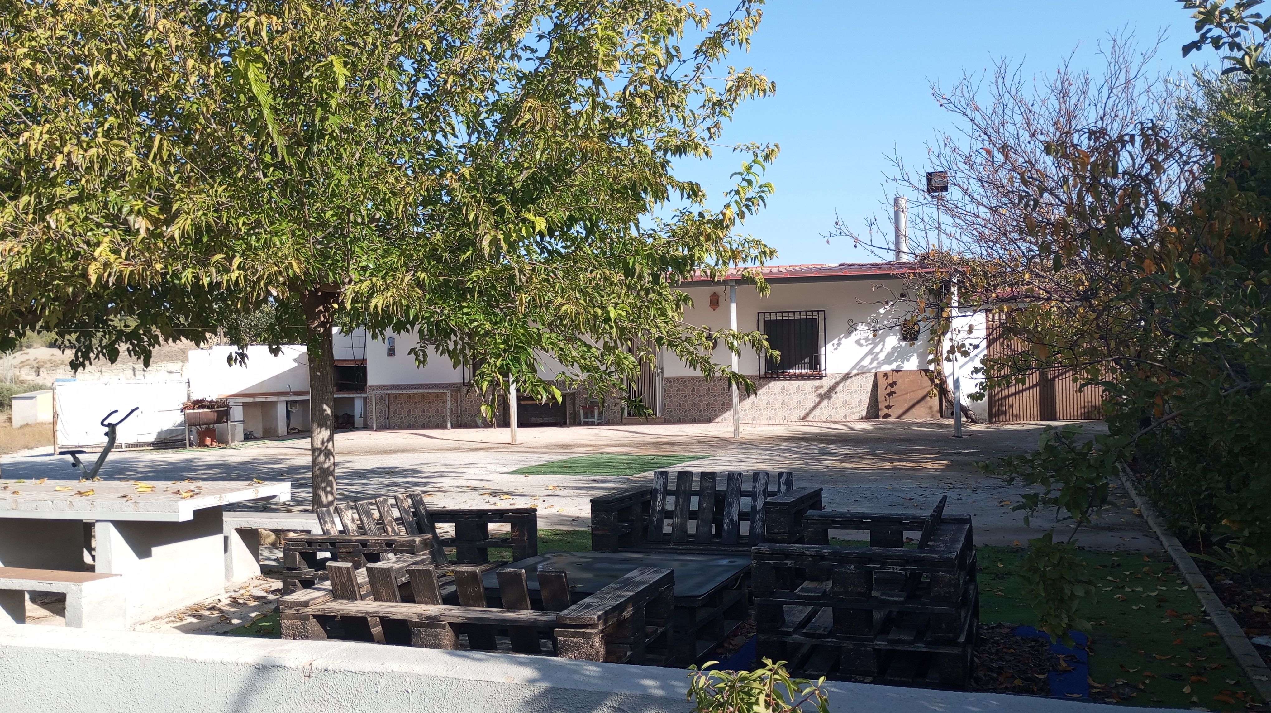 Vista exterior de Casa o xalet en venda en Benamaurel amb Jardí privat, Moblat i Forn
