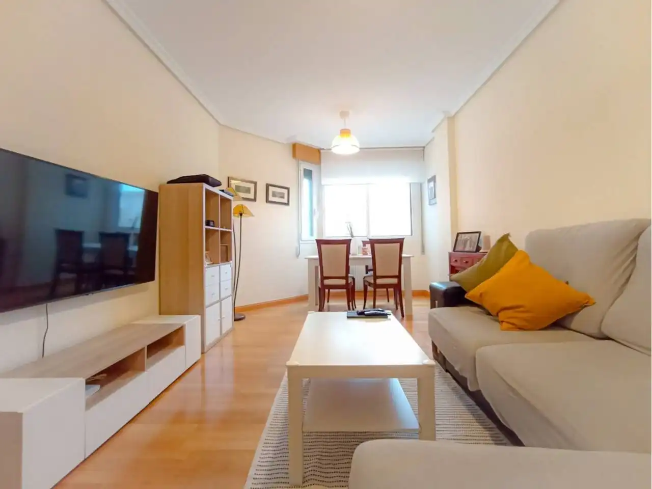 Sala d'estar de Apartament en venda en Burgos amb Calefacció, Parquet i Traster