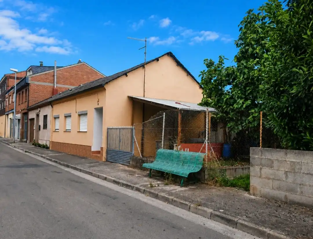 Vista exterior de Casa o xalet en venda en Ponferrada amb Jardí privat, Traster i Moblat