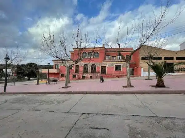 Vista exterior de Edificio en venta en Montizón