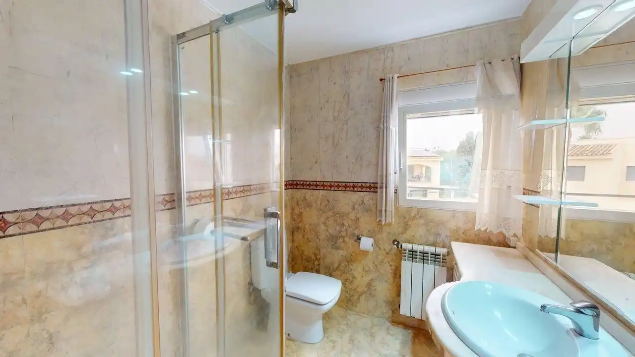 Bany de Casa o xalet en venda en L'Alfàs del Pi amb Jardí privat, Terrassa i Traster
