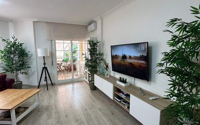 Sala d'estar de Pis en venda en Cubelles amb Aire condicionat, Calefacció i Jardí privat