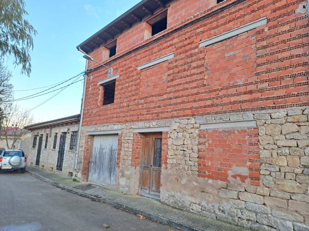 Vista exterior de Casa adosada en venda en Quintanilla Vivar amb Jardí privat