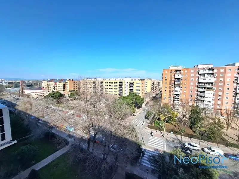 Vista exterior de Pis en venda en Alcorcón amb Jardí privat, Terrassa i Piscina