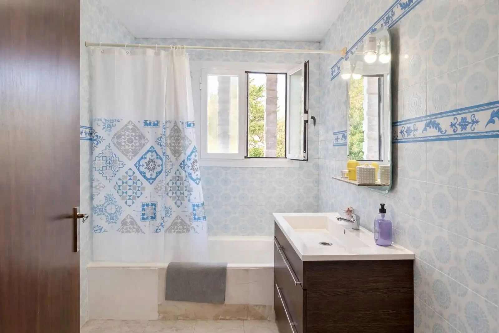 Badezimmer von Wohnungen zum Verkauf in Pollença mit Privatgarten, Terrasse und Abstellraum