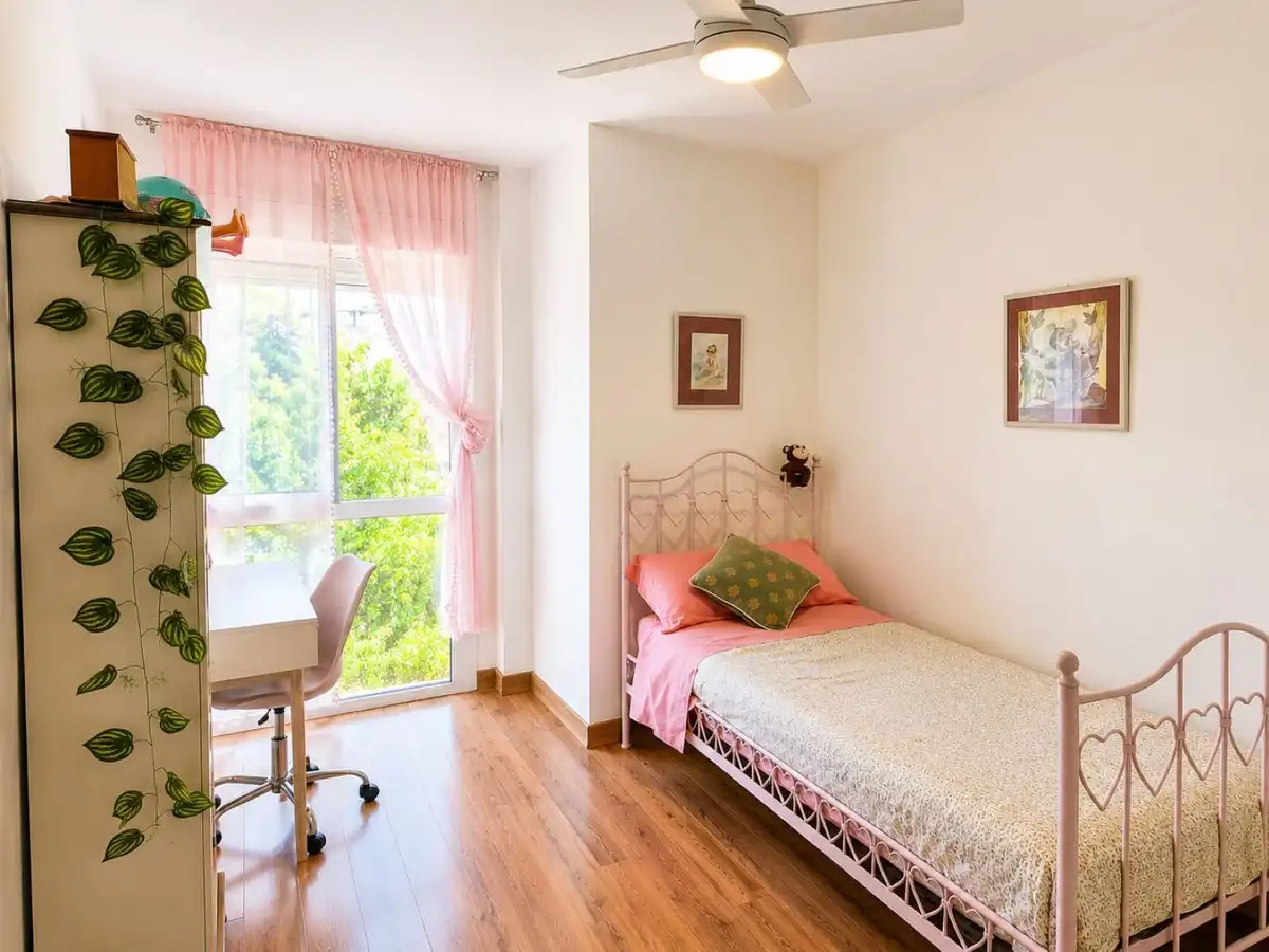 Schlafzimmer von Einfamilien-Reihenhaus zum Verkauf in Benalmádena mit Klimaanlage, Heizung und Privatgarten