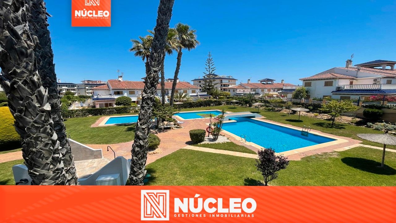 Vista exterior de Piso en venta en Torrevieja con Aire acondicionado, Terraza y Horno