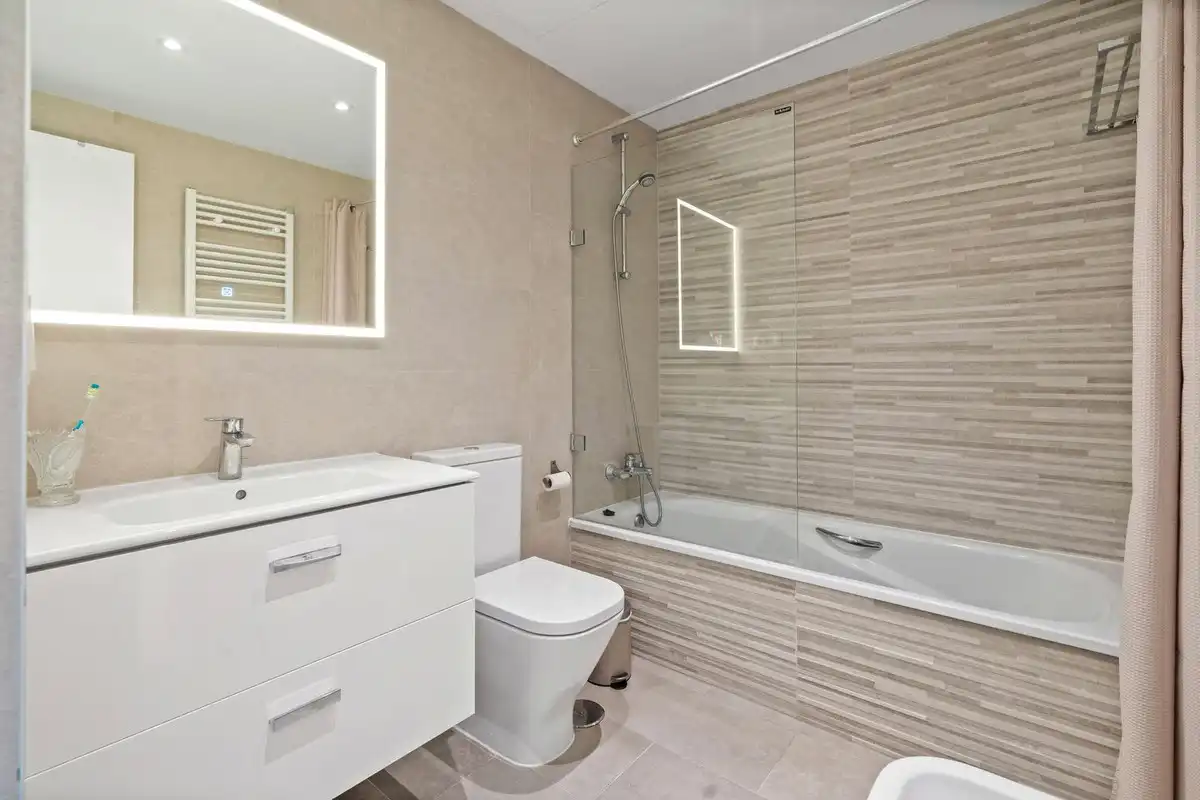 Badezimmer von Einfamilien-Reihenhaus zum Verkauf in Fuengirola mit Klimaanlage, Heizung und Terrasse