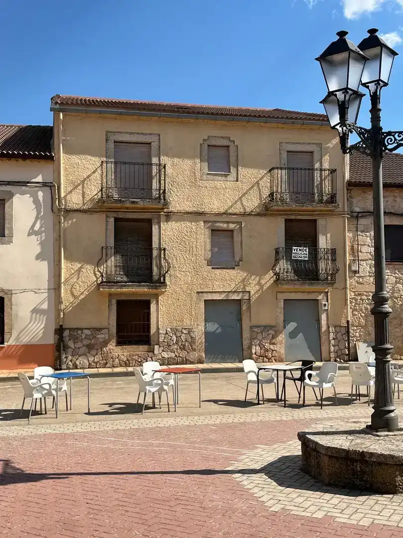 Vista exterior de Pis en venda en Cedillo de la Torre amb Jardí privat, Moblat i Balcó