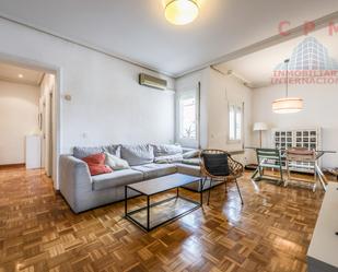 Living room of Flat to rent in  Madrid Capital  with Air Conditioner, Heating and Parquet flooring