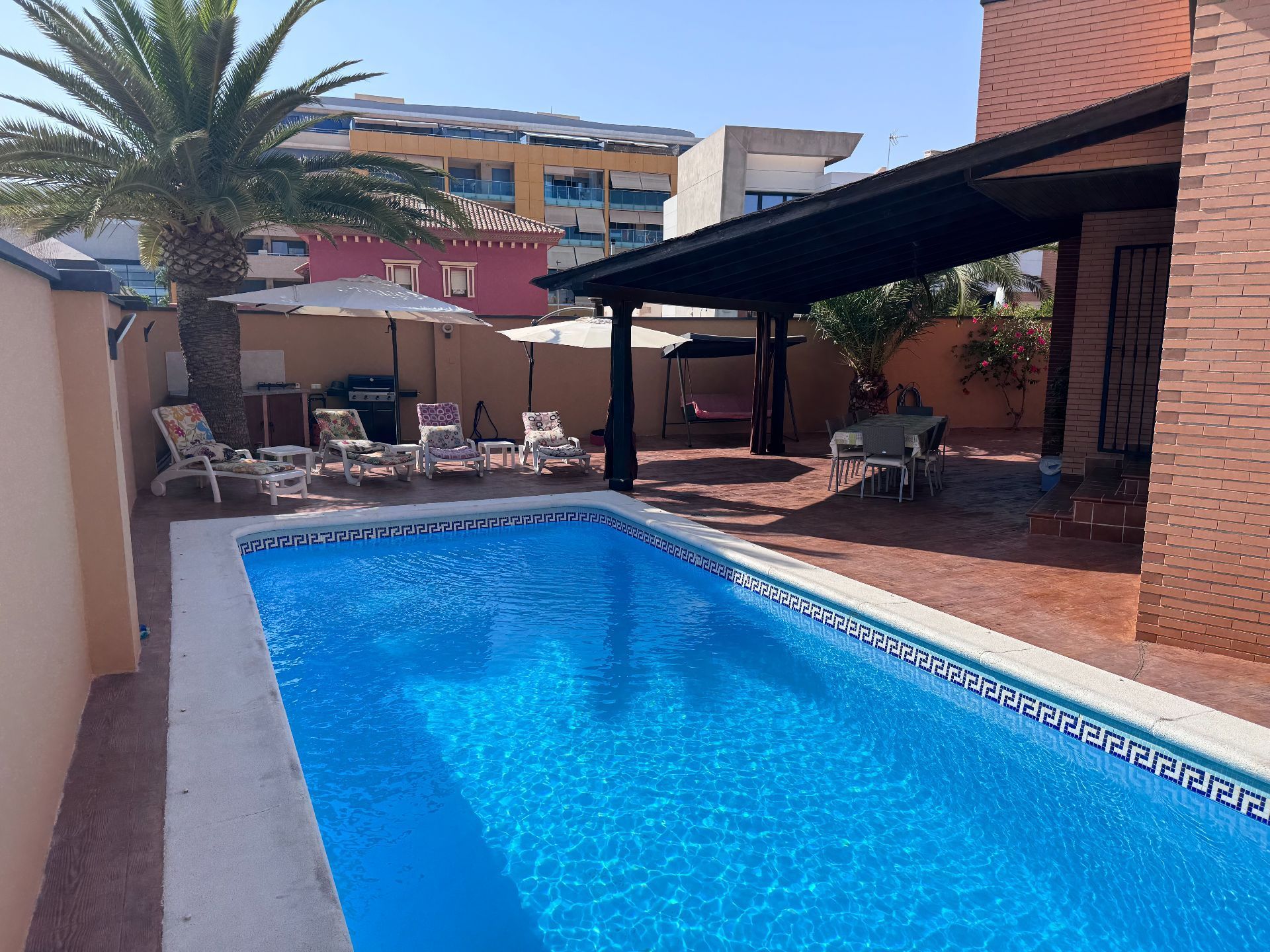 Piscina de Casa o xalet en venda en Roquetas de Mar amb Aire condicionat, Jardí privat i Terrassa