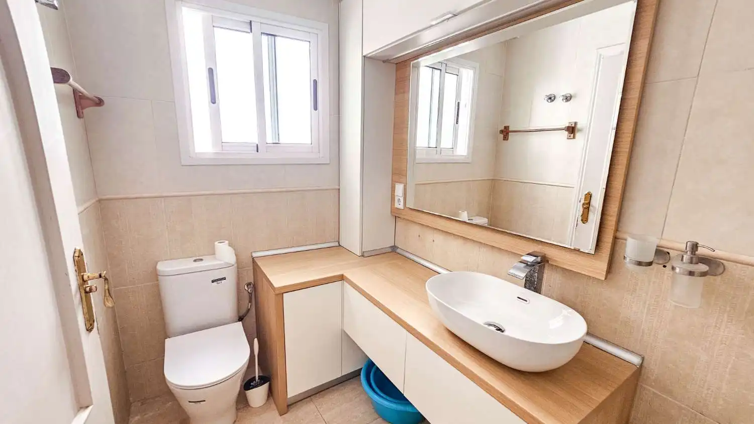 Baño de Apartamento en venta en Torrevieja con Aire acondicionado, Calefacción y Terraza