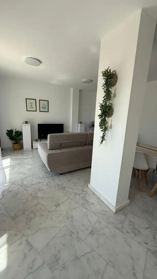 Sala d'estar de Apartament de lloguer en Alicante / Alacant amb Jardí privat, Terrassa i Piscina comunitària