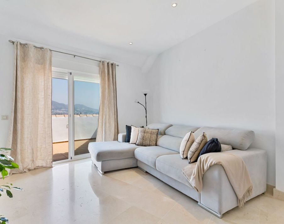 Living room of Flat for sale in Fuengirola  with Terrace, Furnished and Oven