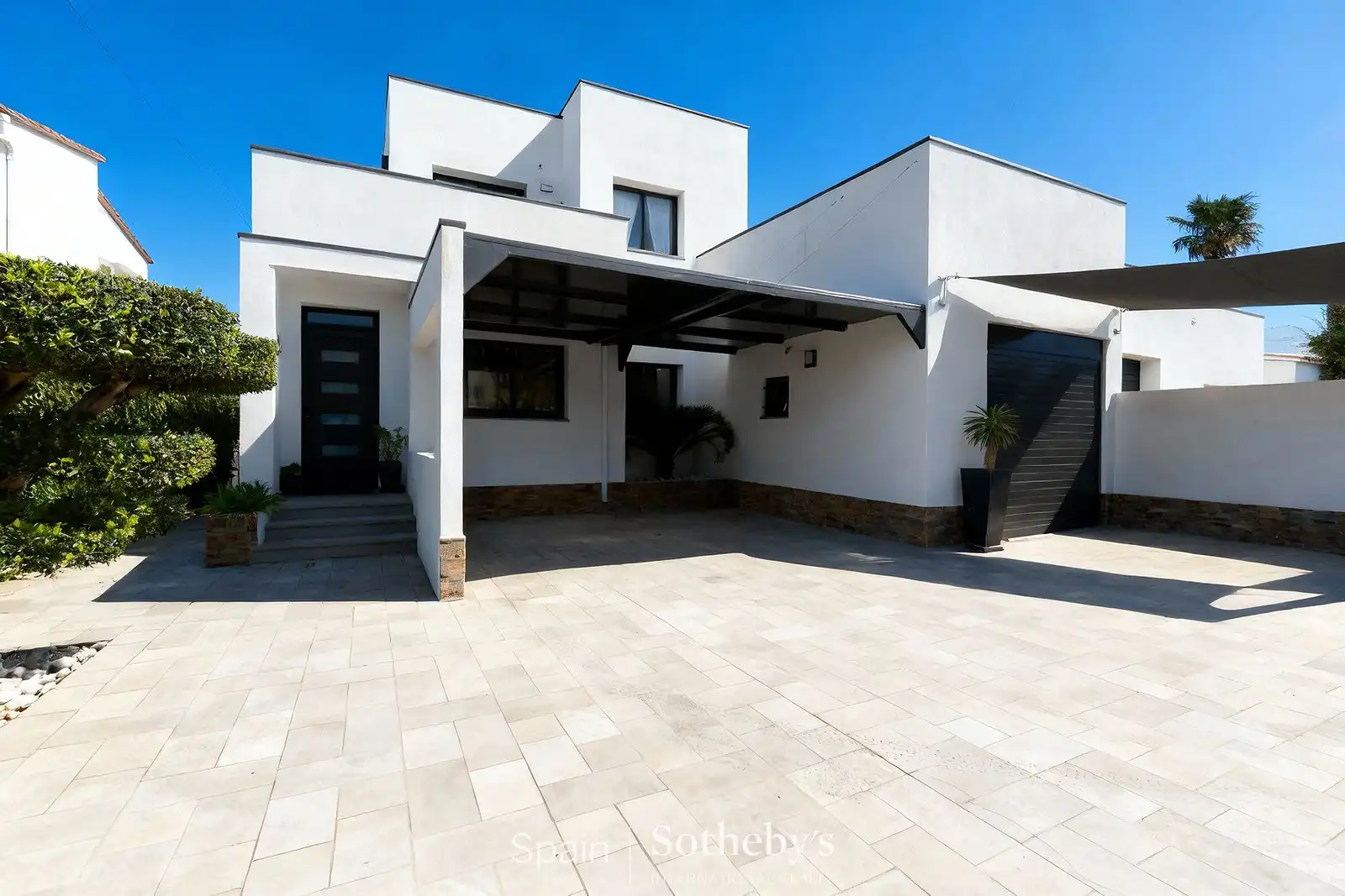 Vista exterior de Casa adosada en venda en Empuriabrava amb Aire condicionat, Calefacció i Jardí privat