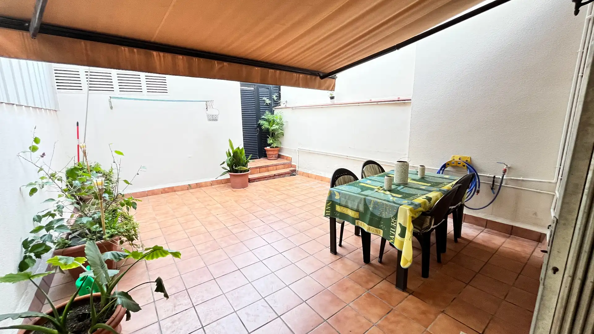Terrasse von Einfamilien-Reihenhaus zum Verkauf in Santa Coloma de Cervelló mit Klimaanlage, Heizung und Parkett
