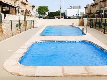 Adossat amb piscina en venda a San Antonio de Benagéber