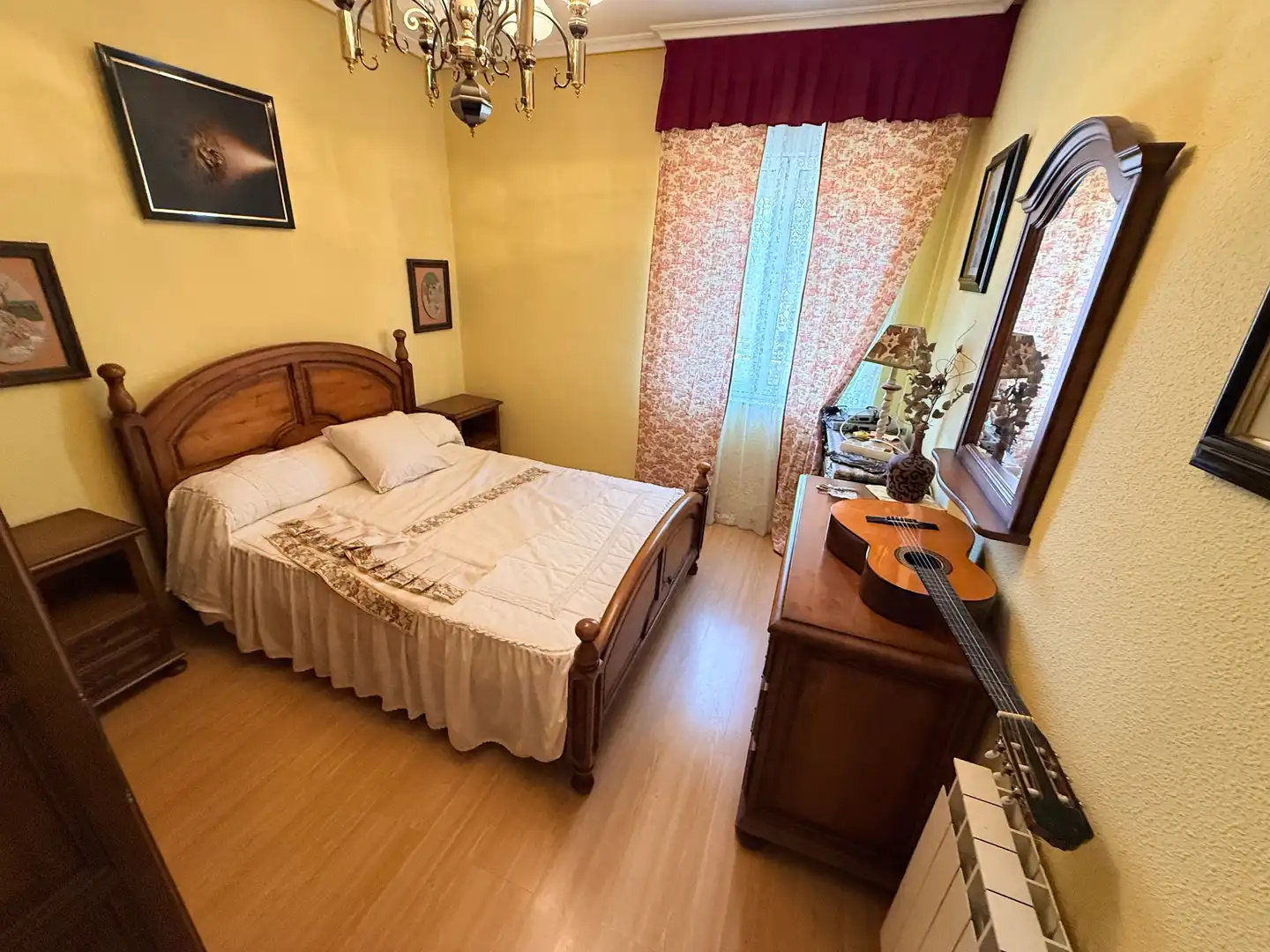 Dormitori de Apartament de lloguer en León Capital  amb Calefacció, Moblat i Forn