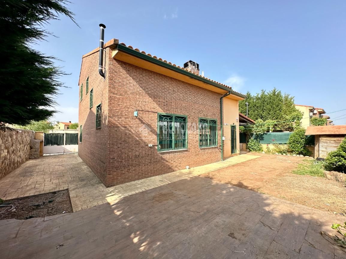 Vista exterior de Casa o xalet en venda en Pioz amb Aire condicionat, Calefacció i Parquet