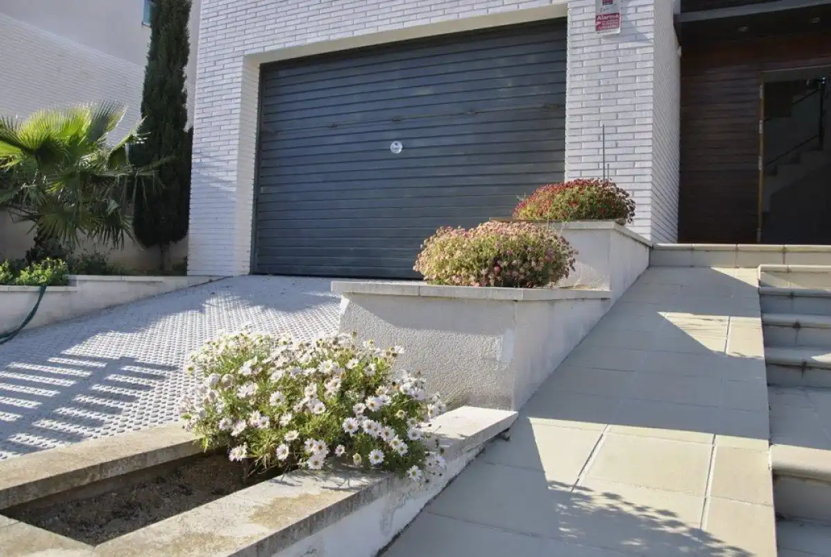 Vista exterior de Casa o xalet en venda en Cunit amb Calefacció, Jardí privat i Parquet