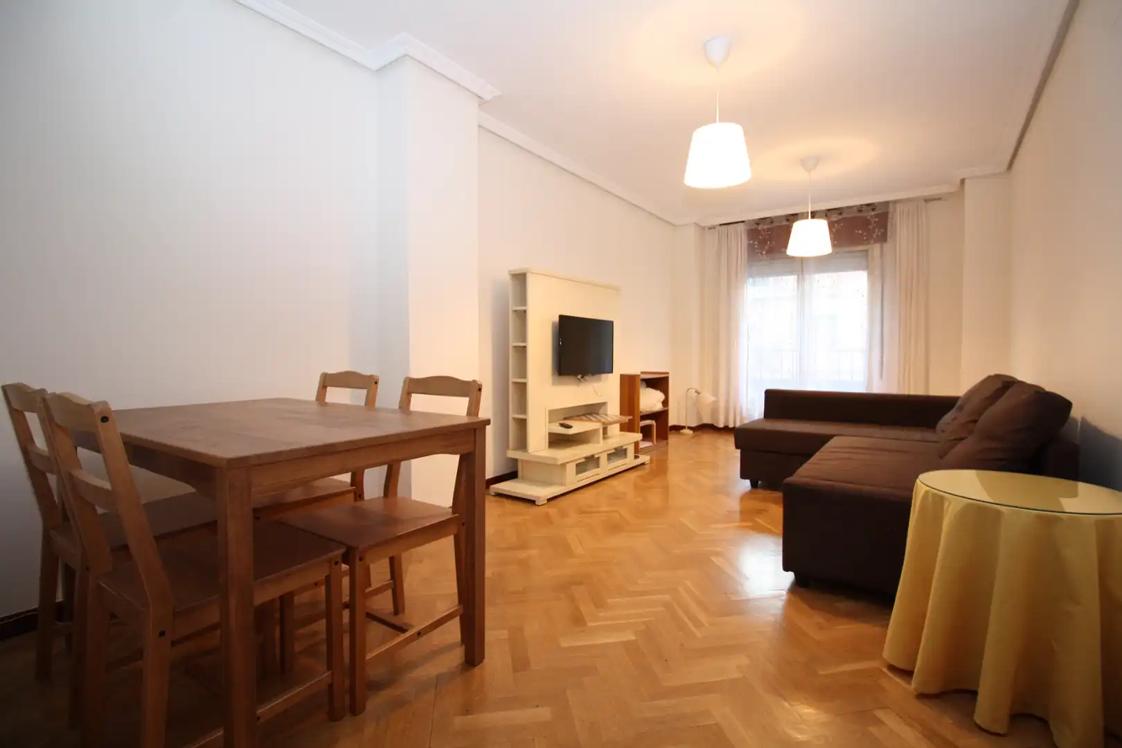 Living room of Flat for rent in Valladolid  with Heating, Parquet flooring and Furnished