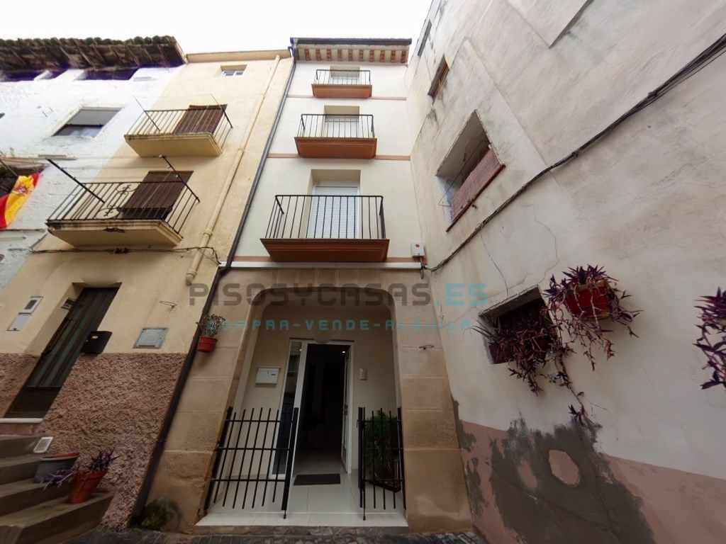 Vista exterior de Casa o xalet en venda en Caspe amb Aire condicionat, Terrassa i Moblat