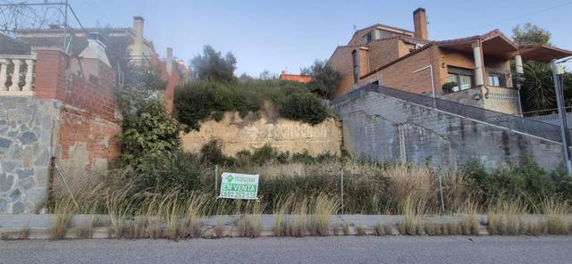 Terreno residencial en Venta en Carrer Anuar el Sadat en Castellnou - Can Mir - Can Solà