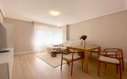 Sala d'estar de Pis en venda en Vitoria - Gasteiz amb Calefacció, Parquet i Terrassa