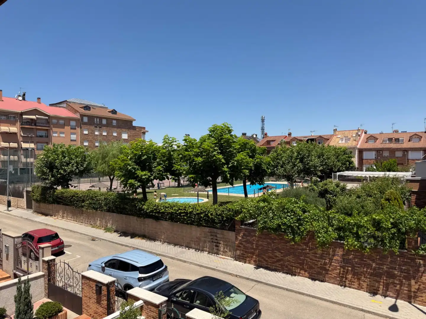 Vista exterior de Casa adosada en venda en Leganés amb Aire condicionat, Calefacció i Jardí privat