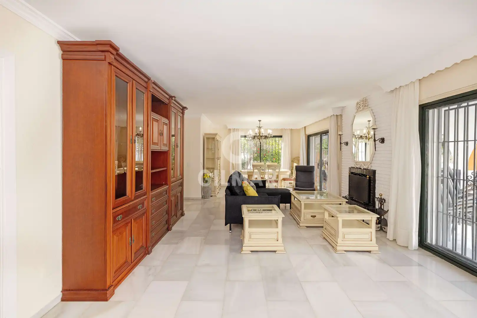 Sala d'estar de Casa o xalet en venda en Marbella amb Jardí privat i Piscina