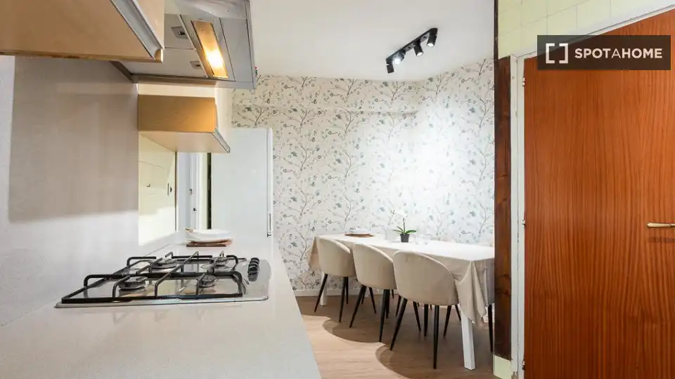 Room in Ensanche - Diputación