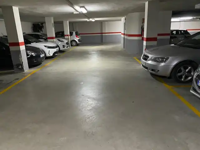 Motorradstellplatz mit Aufzug zur Miete in Carrer de les Riberes 8, imagen 2