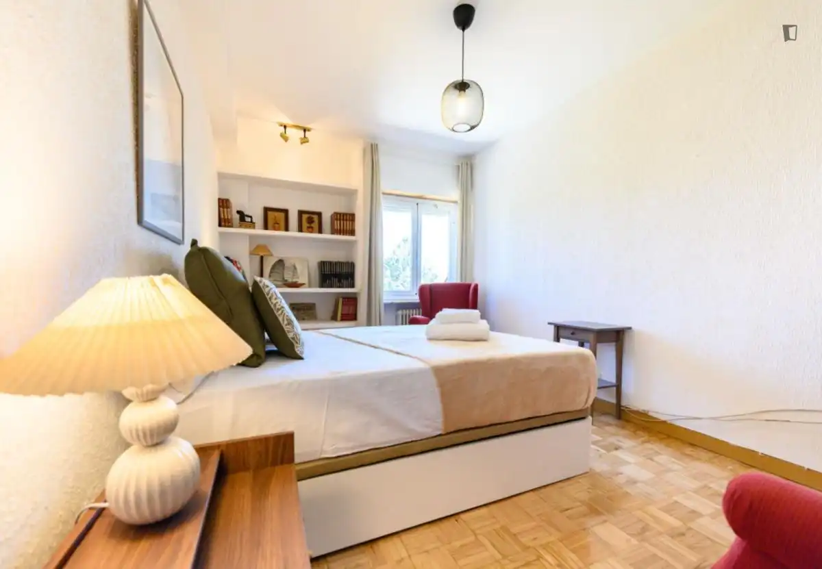 Dormitori de Apartament de lloguer en Madrid amb Aire condicionat, Moblat i Forn