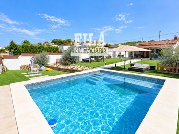 Villa con piscina in vendita a Calafell Park