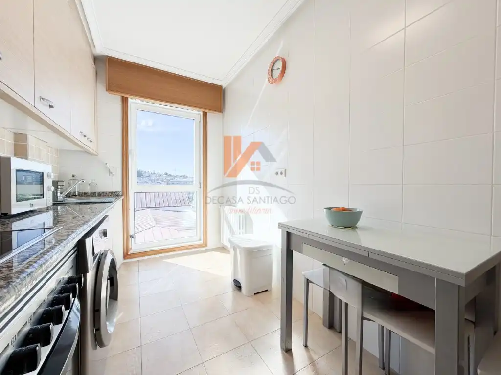 Cocina de Piso en venta en Santiago de Compostela  con Terraza, Amueblado y Horno