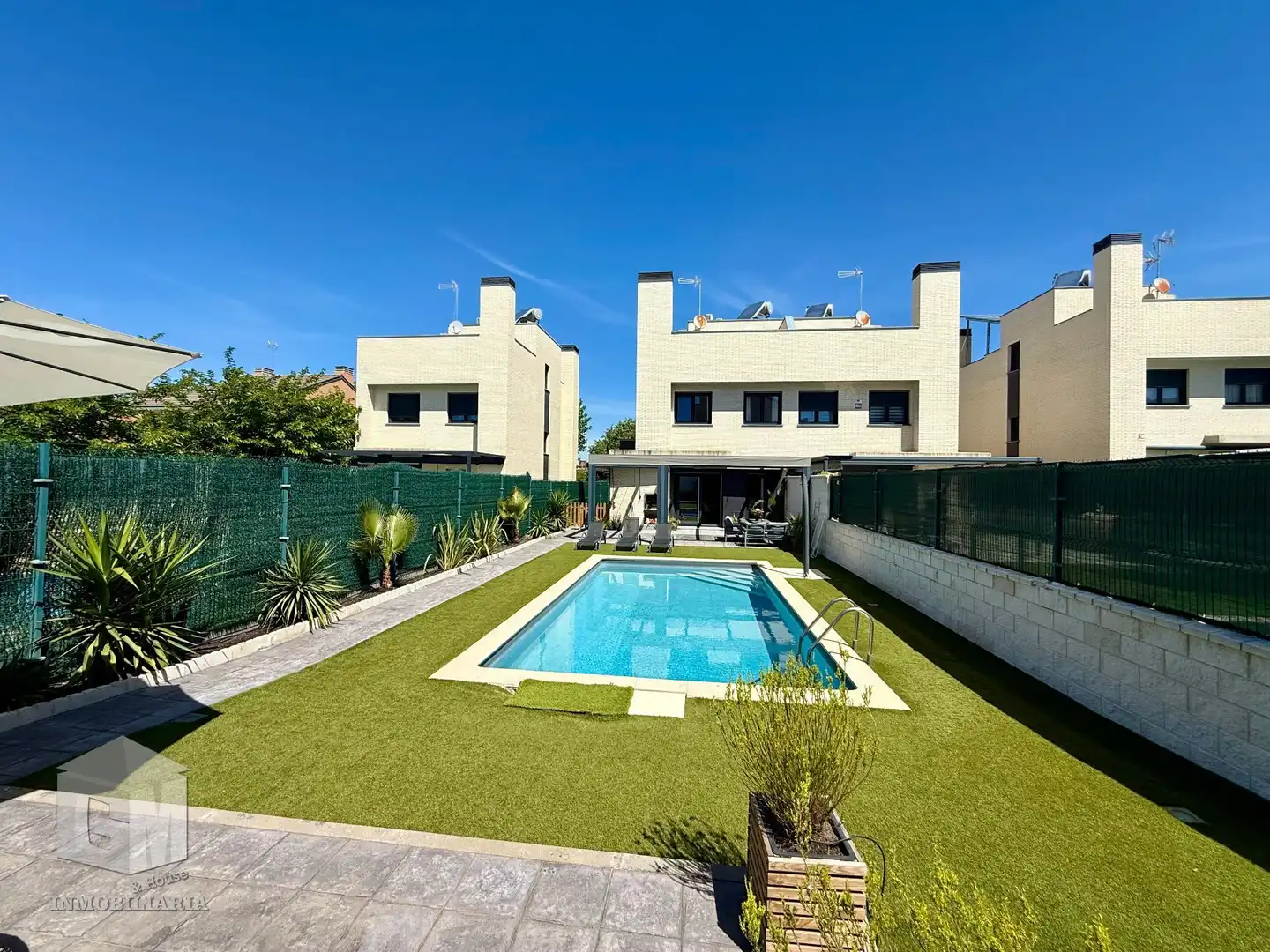 Schwimmbecken von Einfamilien-Reihenhaus zum Verkauf in Arroyomolinos (Madrid) mit Klimaanlage, Heizung und Privatgarten