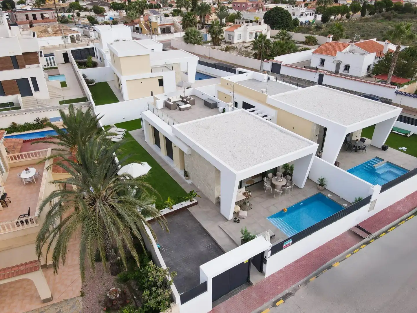 Vista exterior de Casa o xalet en venda en Torrevieja amb Aire condicionat, Calefacció i Jardí privat