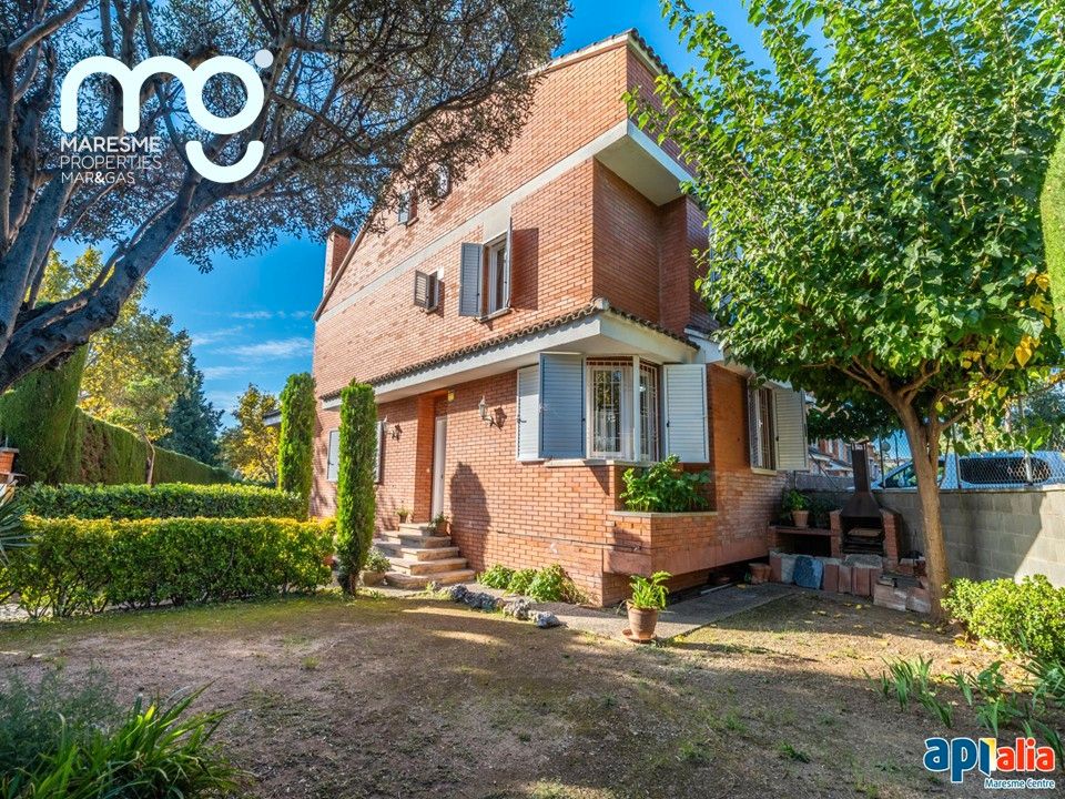 Exterior view of Single-family semi-detached for sale in El Masnou  with Heating, Private garden and Terrace