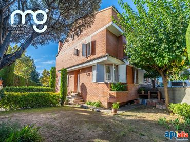 Semi-detached house with balcony for sale in Passatge de Riquers