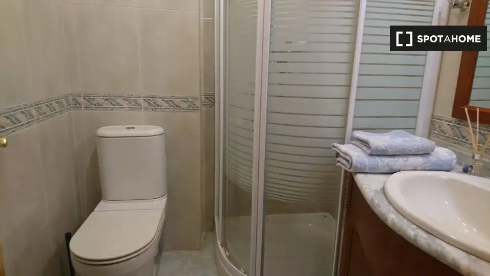Bathroom of Flat for share in Alcalá de Henares  with Air Conditioner, Heating and Furnished