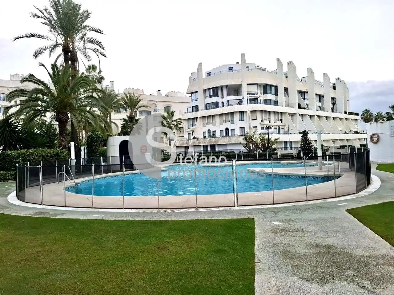 Vista exterior de Planta baixa en venda en Marbella amb Aire condicionat, Jardí privat i Terrassa