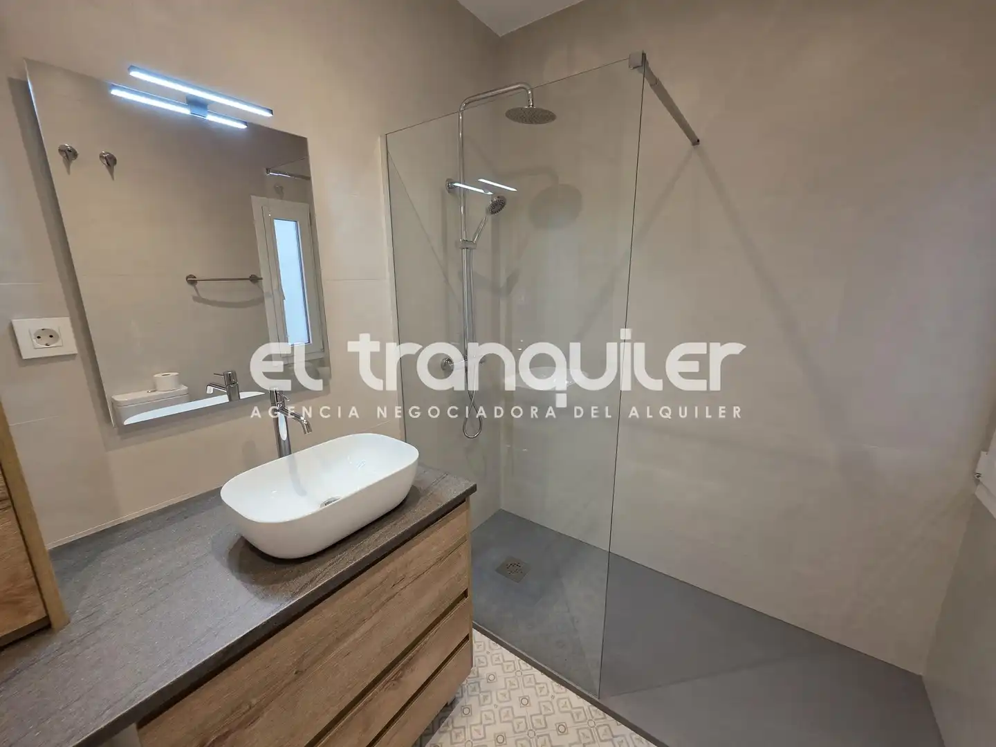 Badezimmer von Wohnung zur Miete in Madrid mit Klimaanlage