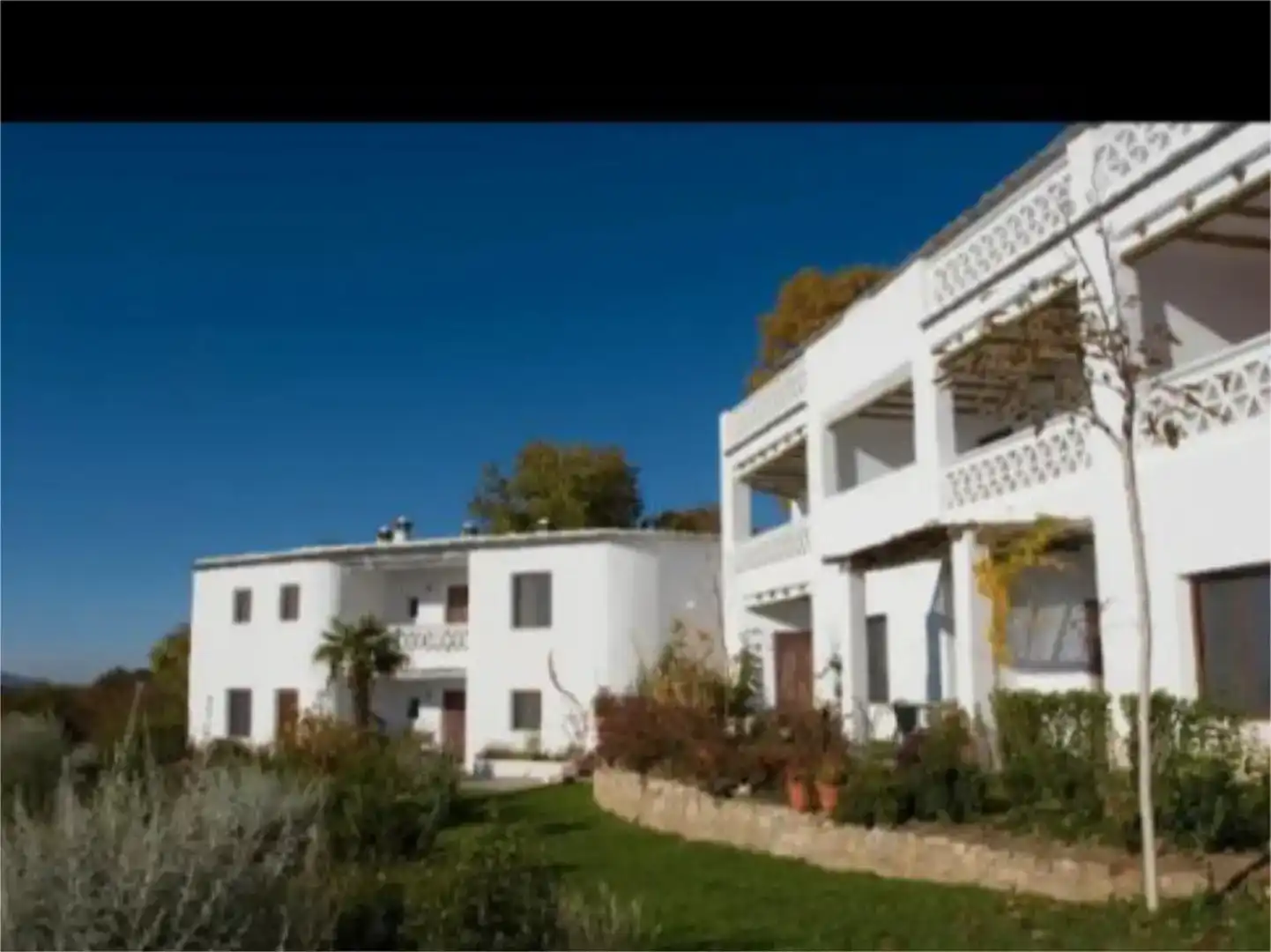 Außenansicht von Wohnung zur Miete in La Taha mit Privatgarten, Abstellraum und Schwimmbad