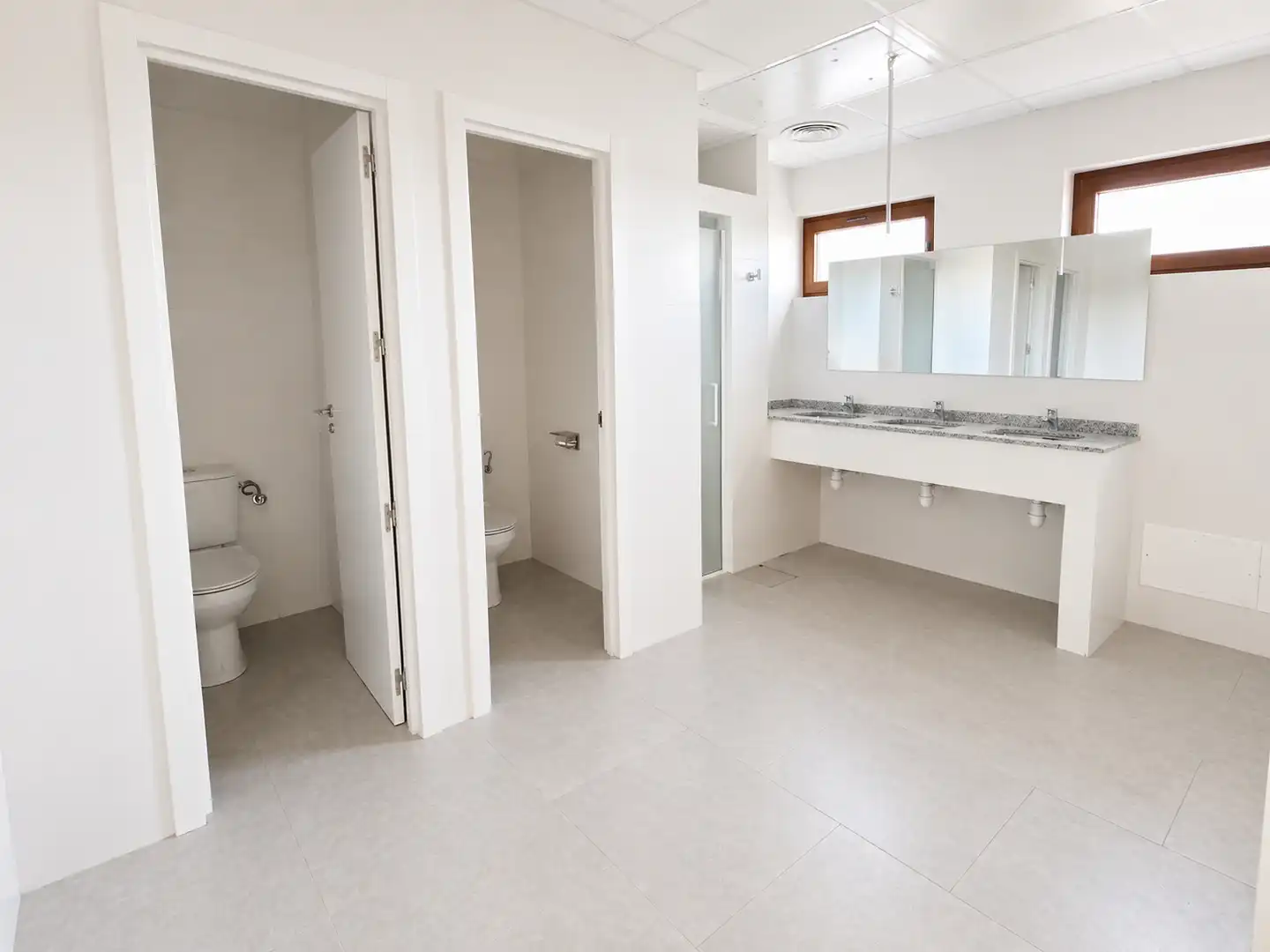 Badezimmer von Fabrikhallen zur Miete in Gijón  mit Heizung