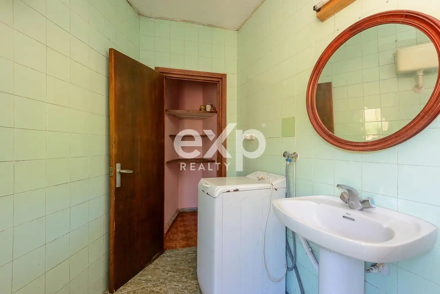 Bany de Casa o xalet en venda en Lena amb Traster i Moblat