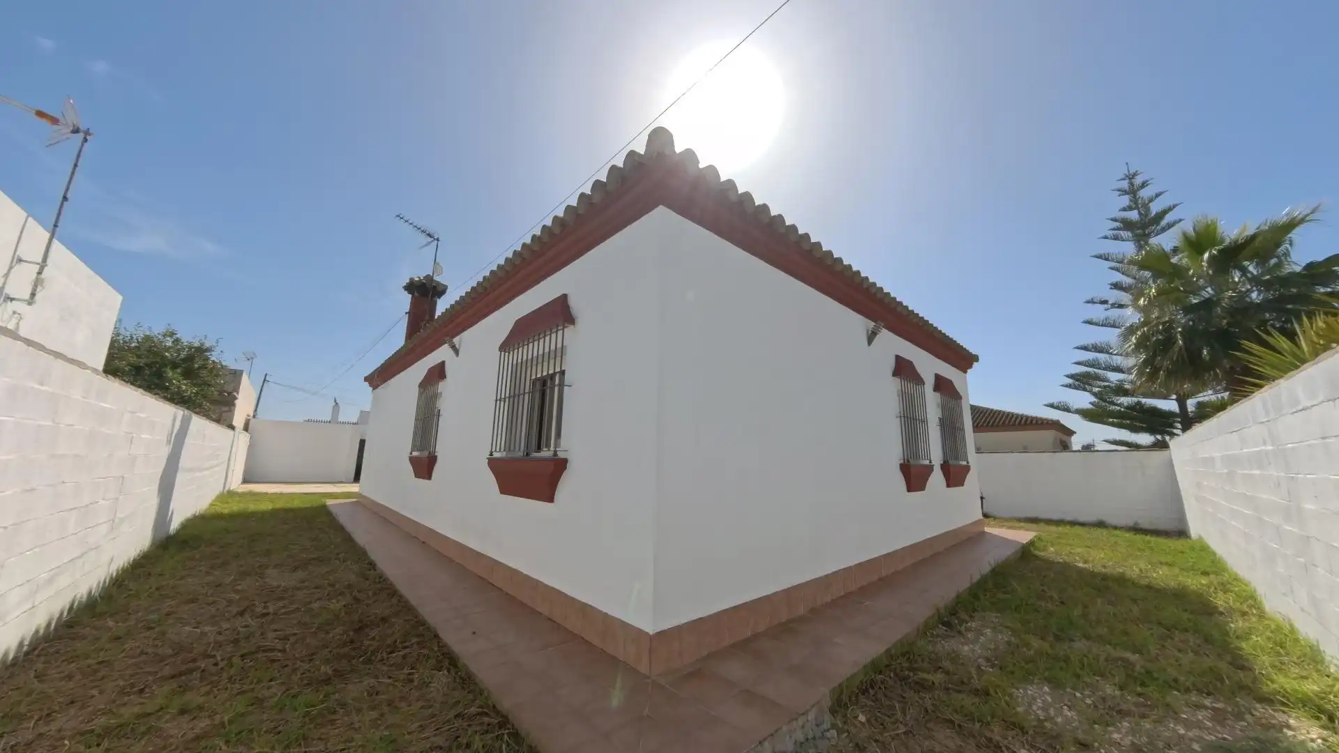 Vista exterior de Casa o xalet en venda en Chiclana de la Frontera amb Jardí privat