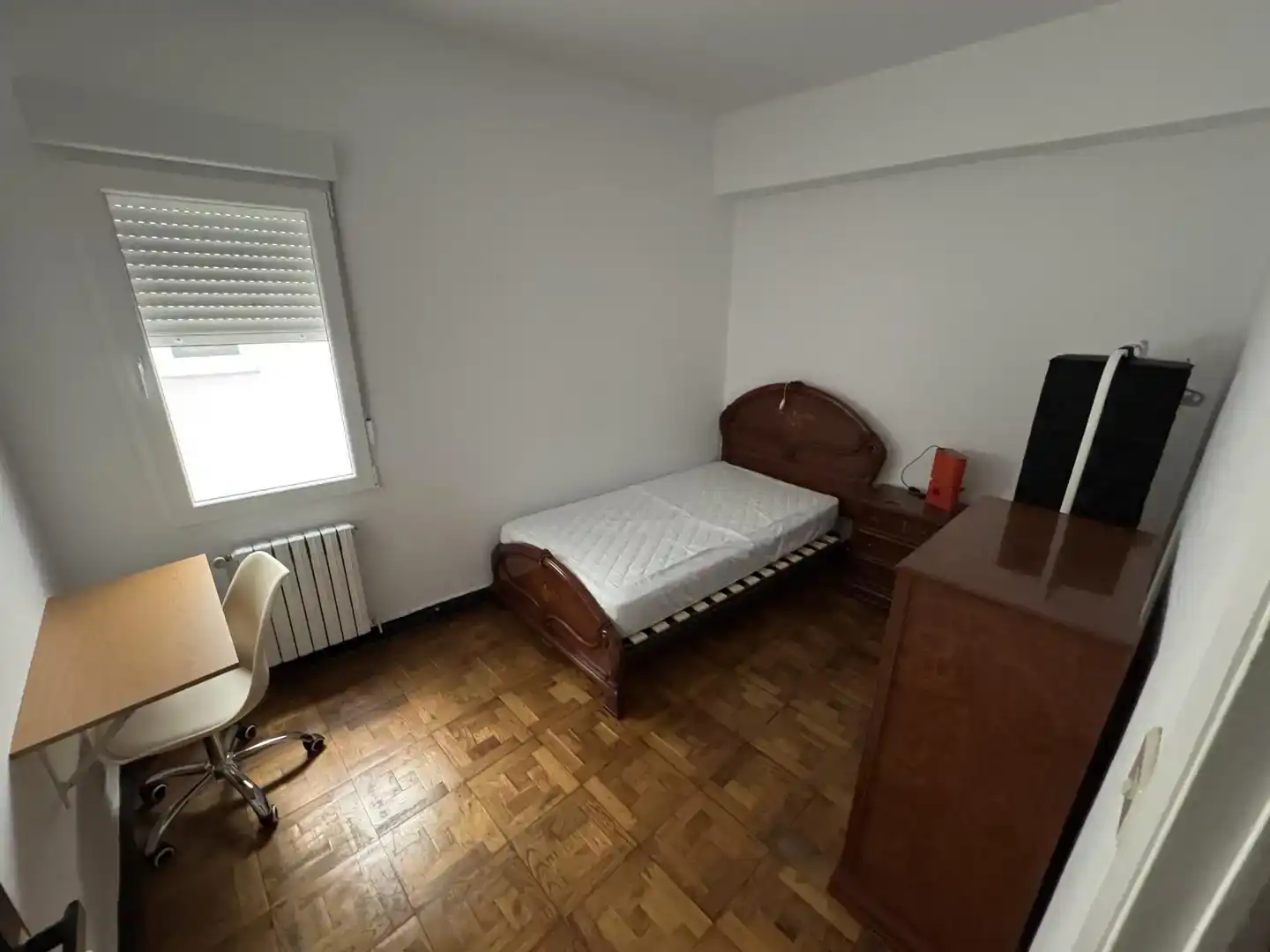 Habitación de Piso para compartir en Lugo con Parquet y Amueblado