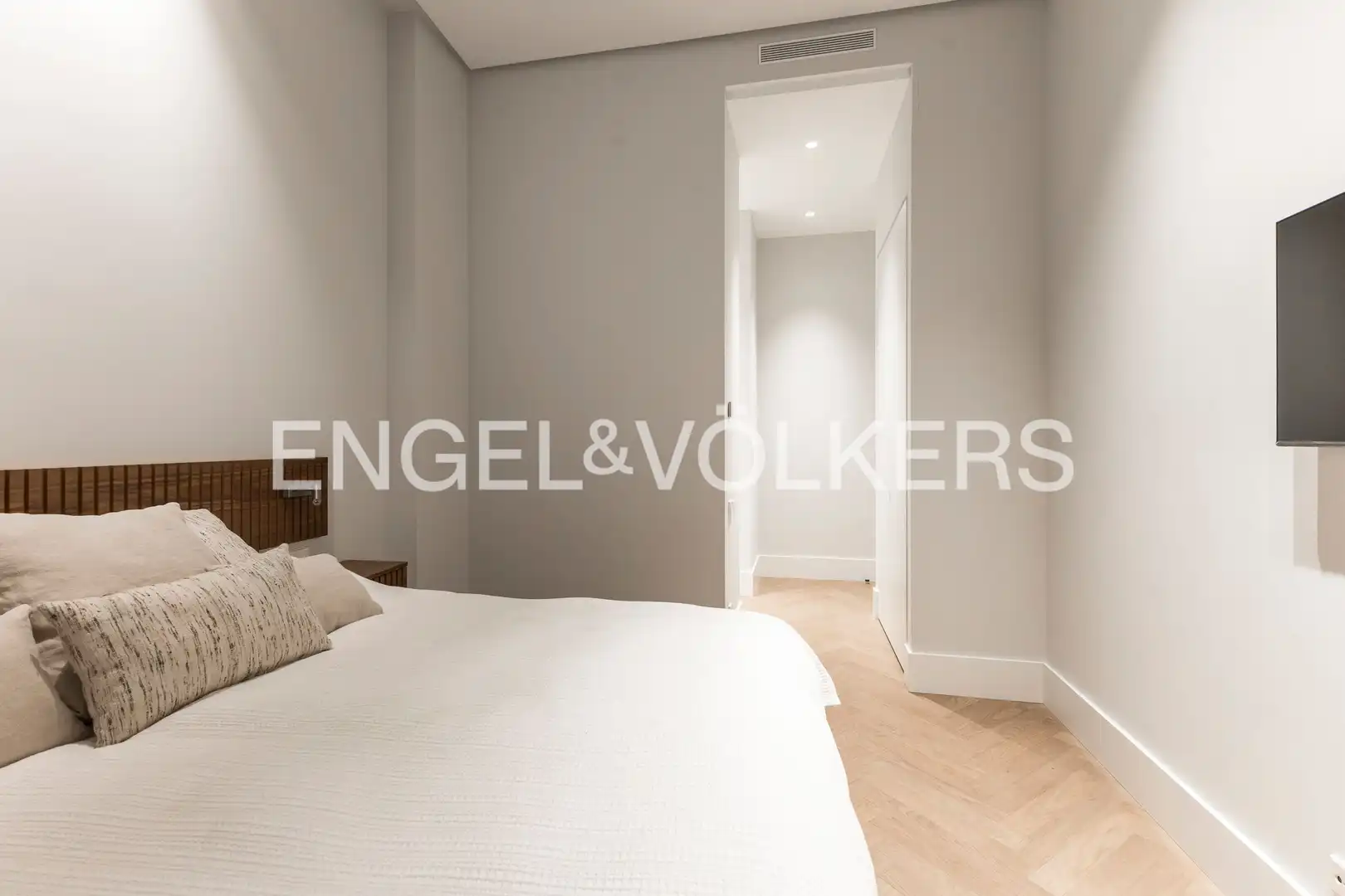 Bedroom of Flat for sale in Madrid  with Air Conditioner, Heating and Storage room